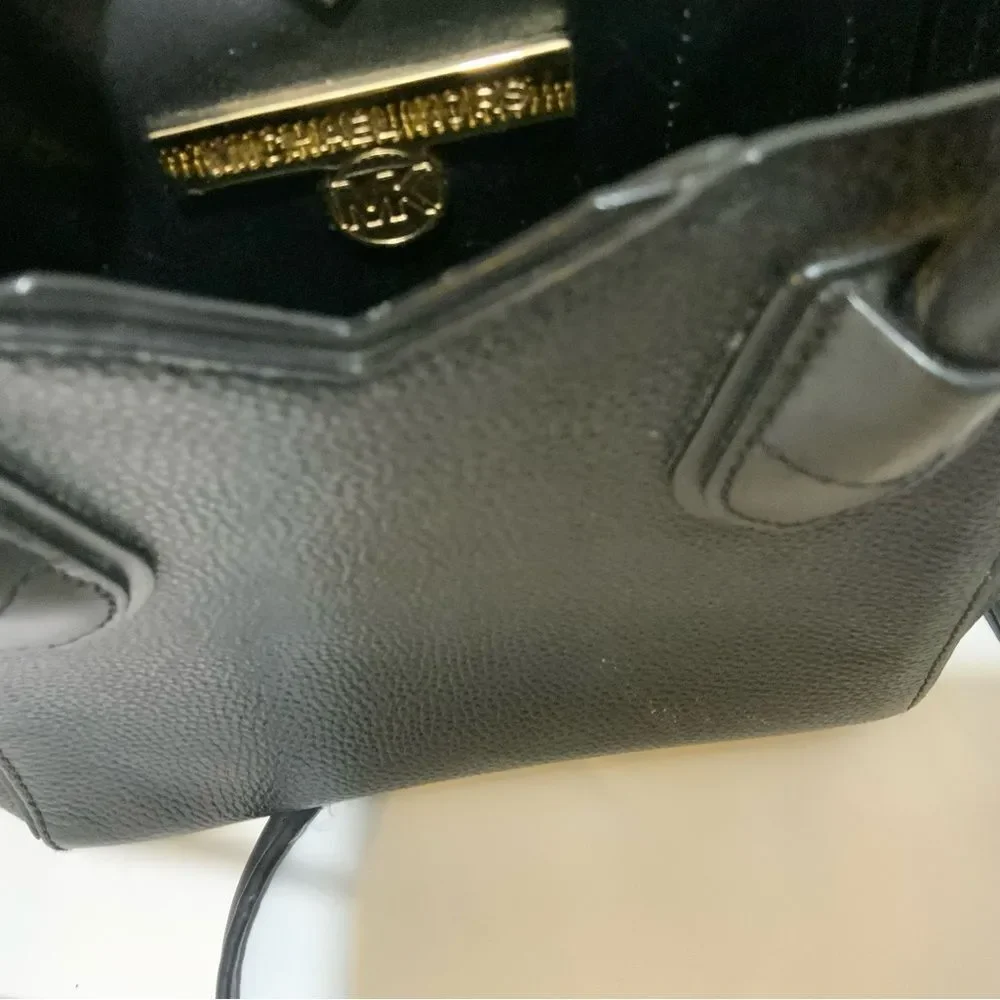 michael kors Mae Medium Pebbled Leather Messenger Bag